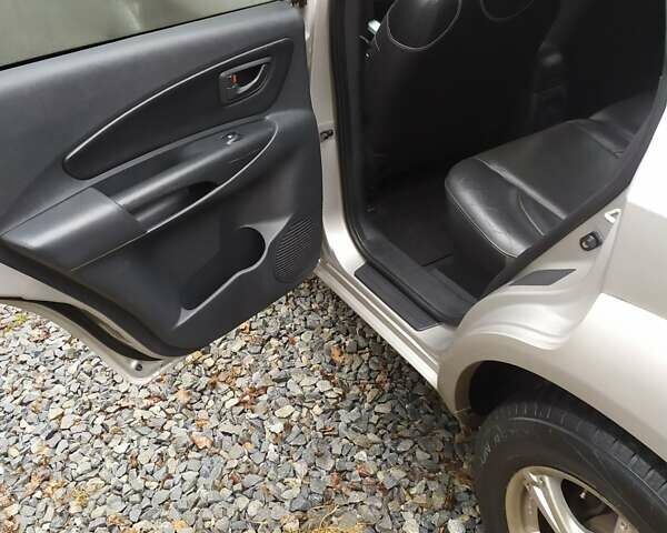 Серый Хендай Туксон, объемом двигателя 2 л и пробегом 228 тыс. км за 8200 $, фото 11 на Automoto.ua