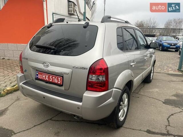 Серый Хендай Туксон, объемом двигателя 2 л и пробегом 158 тыс. км за 9600 $, фото 4 на Automoto.ua