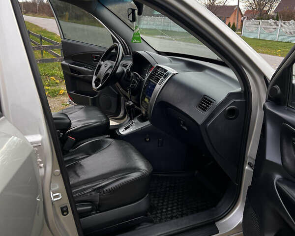 Серый Хендай Туксон, объемом двигателя 1.98 л и пробегом 274 тыс. км за 7700 $, фото 12 на Automoto.ua