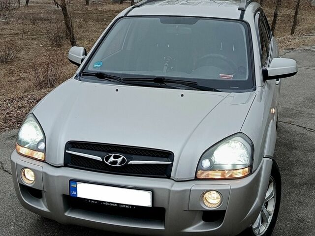 Серый Хендай Туксон, объемом двигателя 2 л и пробегом 200 тыс. км за 9200 $, фото 9 на Automoto.ua