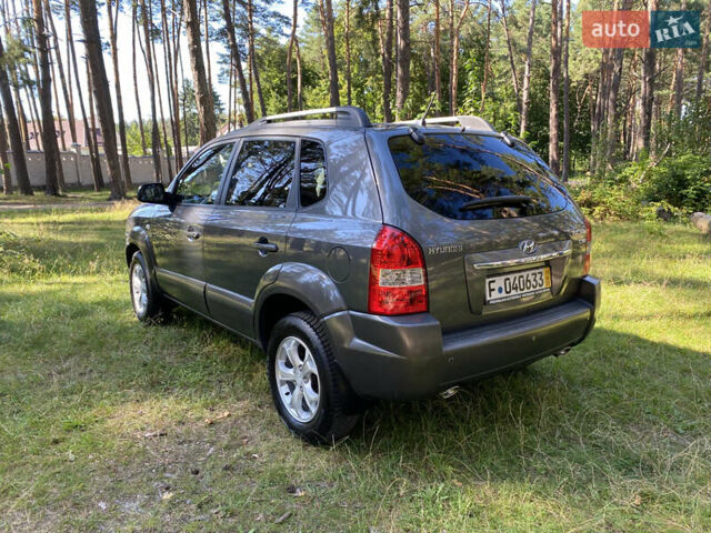 Серый Хендай Туксон, объемом двигателя 2 л и пробегом 215 тыс. км за 9900 $, фото 2 на Automoto.ua