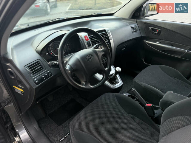 Серый Хендай Туксон, объемом двигателя 2 л и пробегом 202 тыс. км за 10000 $, фото 19 на Automoto.ua
