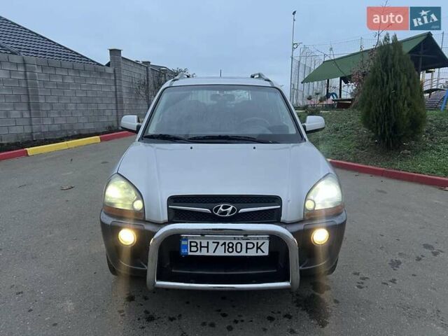 Серый Хендай Туксон, объемом двигателя 1.99 л и пробегом 132 тыс. км за 10000 $, фото 22 на Automoto.ua