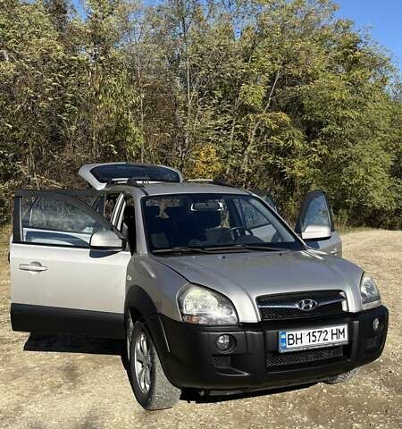 Серый Хендай Туксон, объемом двигателя 2.66 л и пробегом 159 тыс. км за 9999 $, фото 2 на Automoto.ua