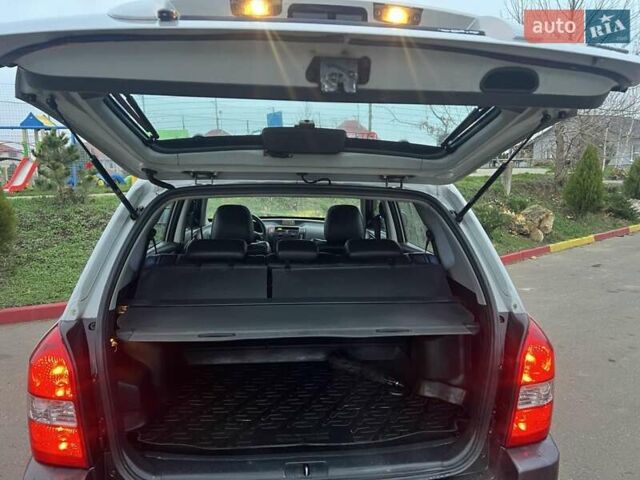 Серый Хендай Туксон, объемом двигателя 1.99 л и пробегом 132 тыс. км за 10000 $, фото 14 на Automoto.ua