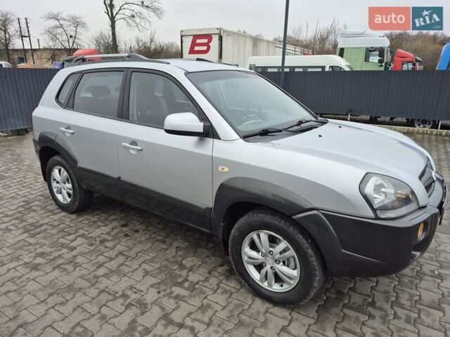 Серый Хендай Туксон, объемом двигателя 1.98 л и пробегом 189 тыс. км за 8300 $, фото 1 на Automoto.ua