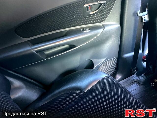 Серый Хендай Туксон, объемом двигателя 2 л и пробегом 130 тыс. км за 8700 $, фото 3 на Automoto.ua