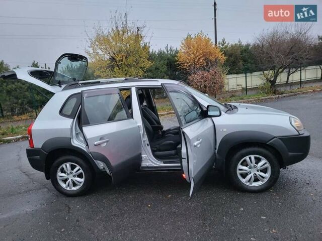 Серый Хендай Туксон, объемом двигателя 2 л и пробегом 100 тыс. км за 10400 $, фото 61 на Automoto.ua
