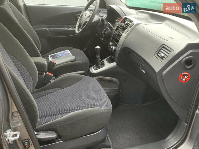 Серый Хендай Туксон, объемом двигателя 1.98 л и пробегом 117 тыс. км за 10350 $, фото 9 на Automoto.ua