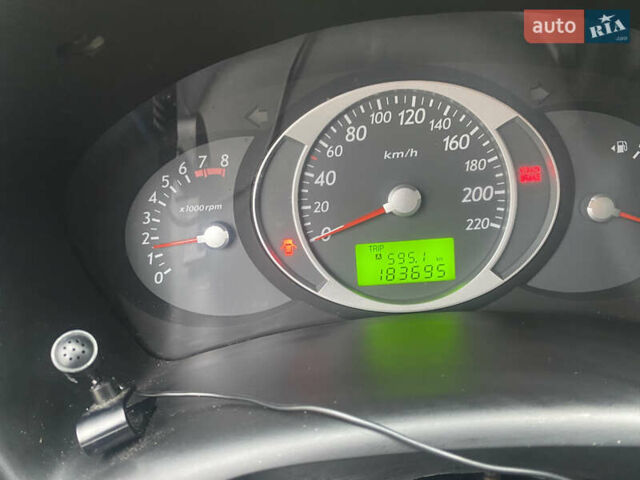 Сірий Хендай Туксон, об'ємом двигуна 1.98 л та пробігом 183 тис. км за 8350 $, фото 11 на Automoto.ua