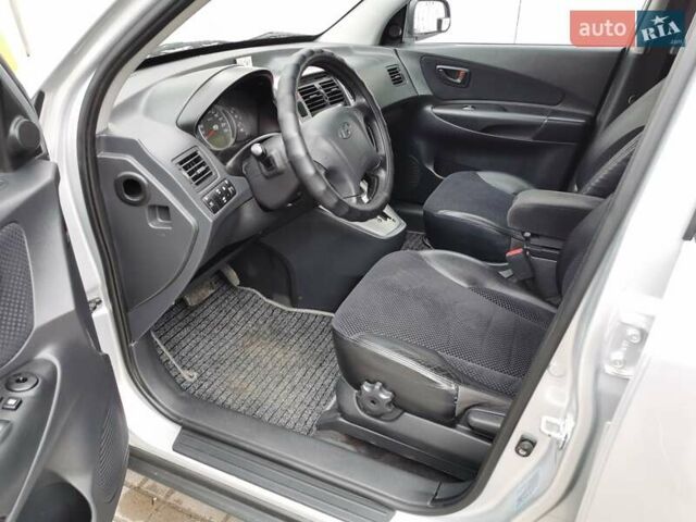 Сірий Хендай Туксон, об'ємом двигуна 1.99 л та пробігом 183 тис. км за 9100 $, фото 6 на Automoto.ua