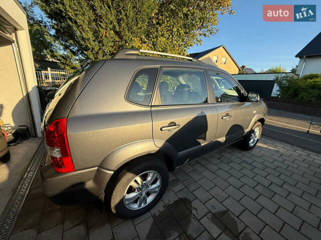 Серый Хендай Туксон, объемом двигателя 1.98 л и пробегом 117 тыс. км за 10350 $, фото 37 на Automoto.ua