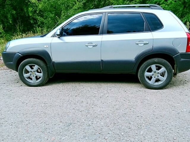 Сірий Хендай Туксон, об'ємом двигуна 2 л та пробігом 181 тис. км за 9900 $, фото 1 на Automoto.ua