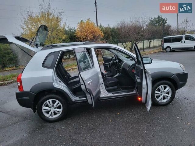 Серый Хендай Туксон, объемом двигателя 2 л и пробегом 100 тыс. км за 10400 $, фото 55 на Automoto.ua