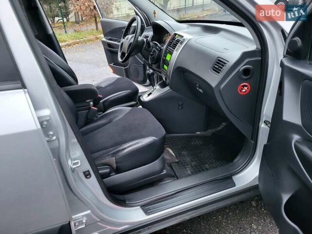 Серый Хендай Туксон, объемом двигателя 2 л и пробегом 100 тыс. км за 10400 $, фото 71 на Automoto.ua