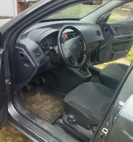 Сірий Хендай Туксон, об'ємом двигуна 2 л та пробігом 59 тис. км за 10400 $, фото 4 на Automoto.ua