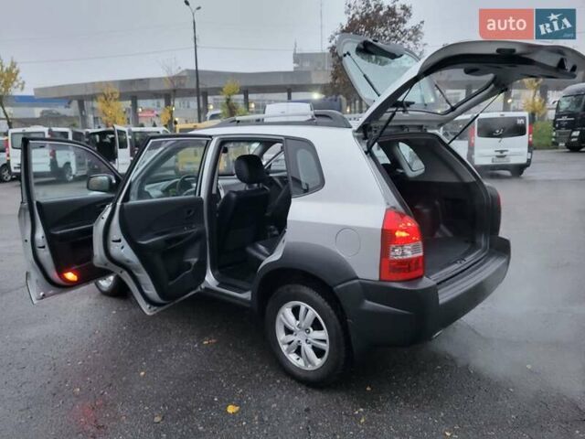 Серый Хендай Туксон, объемом двигателя 2 л и пробегом 100 тыс. км за 10400 $, фото 52 на Automoto.ua