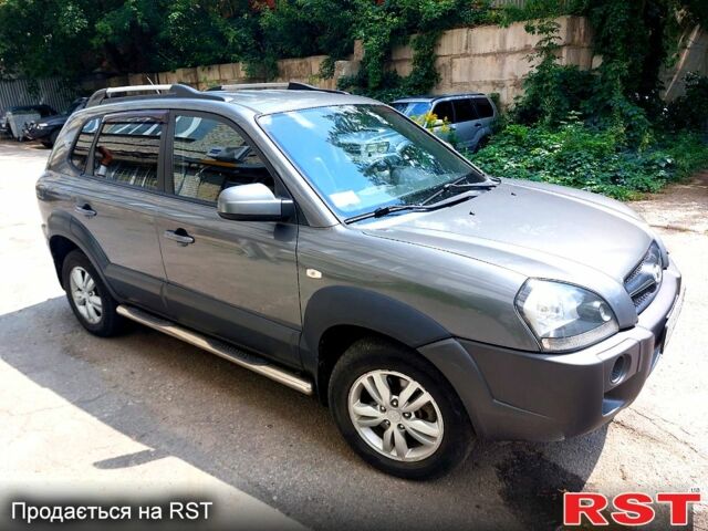 Серый Хендай Туксон, объемом двигателя 2 л и пробегом 245 тыс. км за 9500 $, фото 1 на Automoto.ua