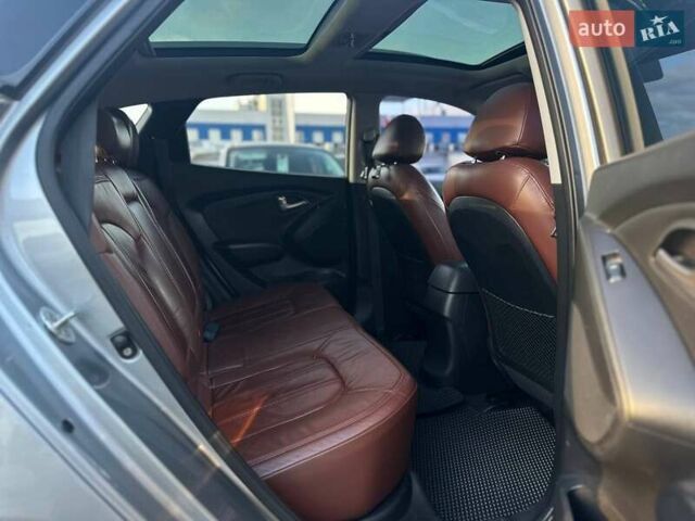 Серый Хендай Туксон, объемом двигателя 2.36 л и пробегом 150 тыс. км за 12990 $, фото 19 на Automoto.ua
