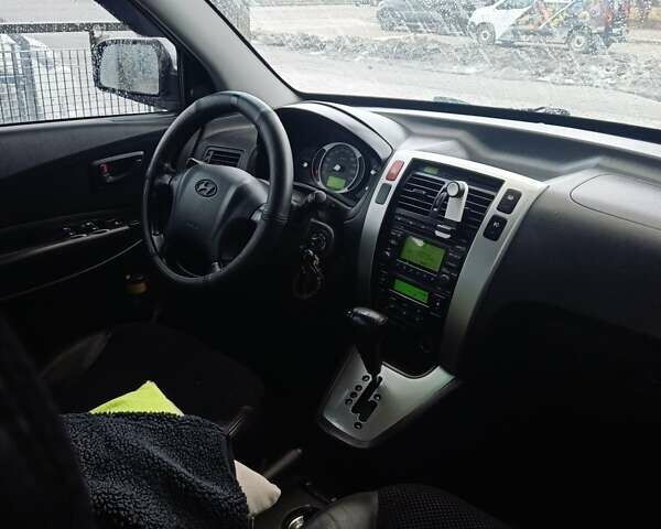 Серый Хендай Туксон, объемом двигателя 2.7 л и пробегом 204 тыс. км за 7200 $, фото 5 на Automoto.ua