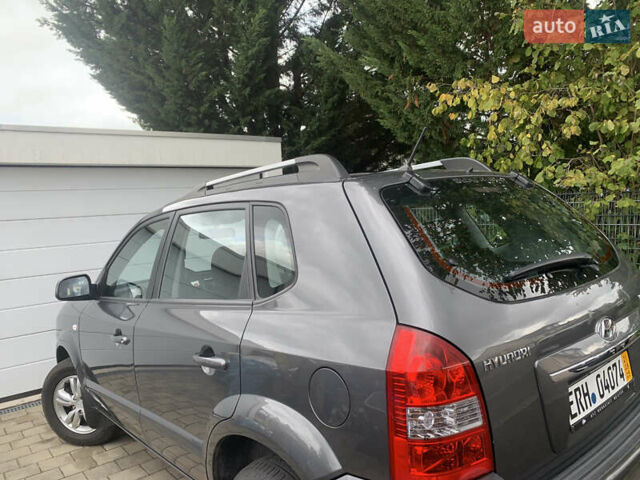 Серый Хендай Туксон, объемом двигателя 1.98 л и пробегом 117 тыс. км за 10350 $, фото 3 на Automoto.ua