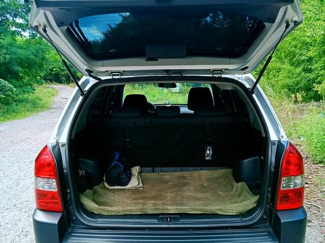 Сірий Хендай Туксон, об'ємом двигуна 2 л та пробігом 181 тис. км за 9900 $, фото 3 на Automoto.ua