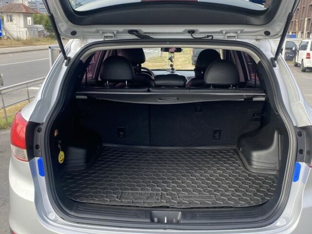 Сірий Хендай Туксон, об'ємом двигуна 2 л та пробігом 206 тис. км за 11500 $, фото 12 на Automoto.ua