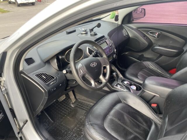 Сірий Хендай Туксон, об'ємом двигуна 2 л та пробігом 206 тис. км за 11500 $, фото 6 на Automoto.ua