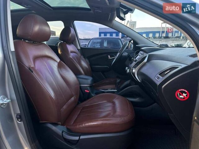 Серый Хендай Туксон, объемом двигателя 2.36 л и пробегом 150 тыс. км за 12990 $, фото 15 на Automoto.ua