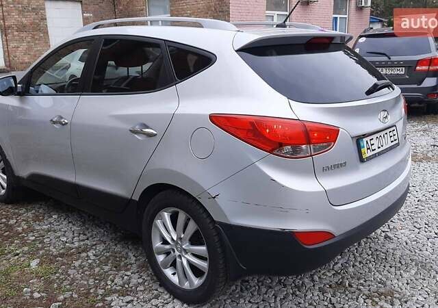 Серый Хендай Туксон, объемом двигателя 2.4 л и пробегом 115 тыс. км за 11200 $, фото 6 на Automoto.ua