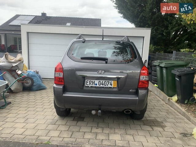 Серый Хендай Туксон, объемом двигателя 1.98 л и пробегом 117 тыс. км за 10350 $, фото 2 на Automoto.ua