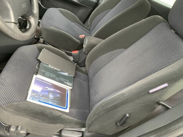 Сірий Хендай Туксон, об'ємом двигуна 2 л та пробігом 117 тис. км за 10350 $, фото 4 на Automoto.ua