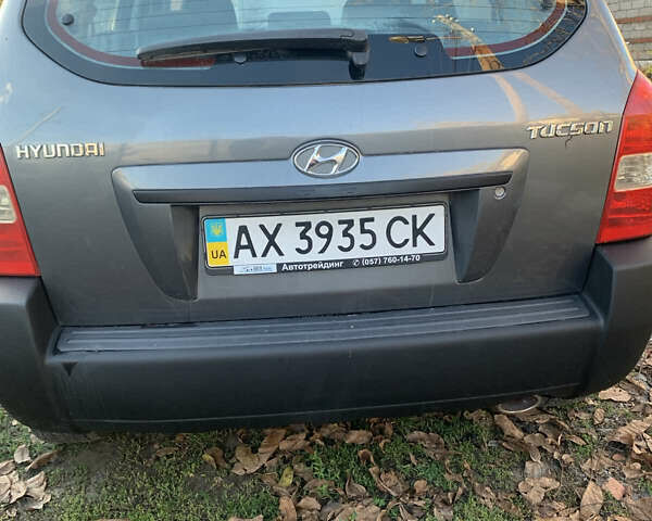 Сірий Хендай Туксон, об'ємом двигуна 2 л та пробігом 59 тис. км за 10400 $, фото 3 на Automoto.ua