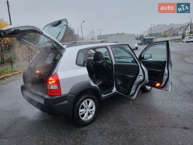 Серый Хендай Туксон, объемом двигателя 2 л и пробегом 100 тыс. км за 10400 $, фото 54 на Automoto.ua