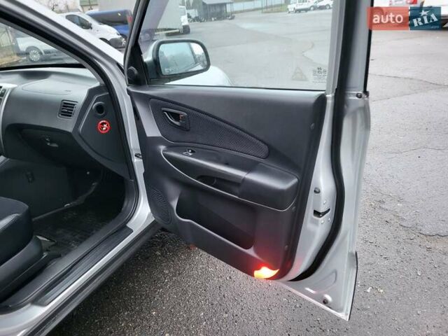 Серый Хендай Туксон, объемом двигателя 2 л и пробегом 100 тыс. км за 10400 $, фото 76 на Automoto.ua