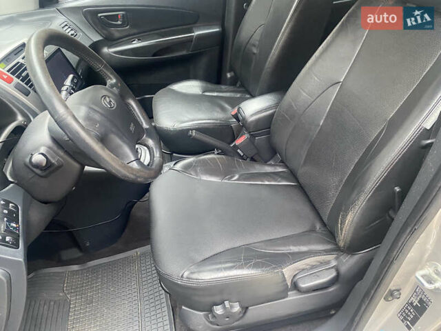 Сірий Хендай Туксон, об'ємом двигуна 1.98 л та пробігом 183 тис. км за 8350 $, фото 6 на Automoto.ua