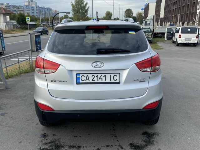 Сірий Хендай Туксон, об'ємом двигуна 2 л та пробігом 206 тис. км за 11500 $, фото 3 на Automoto.ua