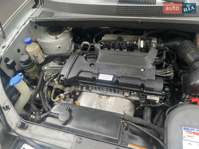 Сірий Хендай Туксон, об'ємом двигуна 1.98 л та пробігом 183 тис. км за 8350 $, фото 5 на Automoto.ua