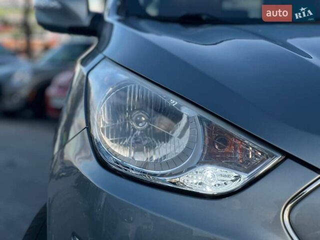 Серый Хендай Туксон, объемом двигателя 2.36 л и пробегом 150 тыс. км за 12990 $, фото 1 на Automoto.ua