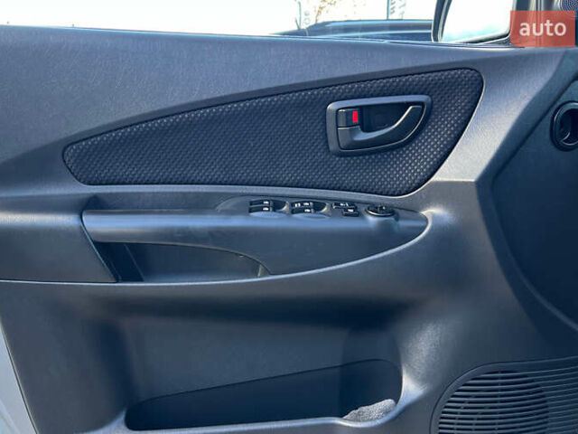 Хендай Туксон 2010 в Коломые на Automoto.ua Серый Хендай Туксон, объемом двигателя 2 л и пробегом 99 тыс. км за 9200 $, фото 18 на Automoto.ua