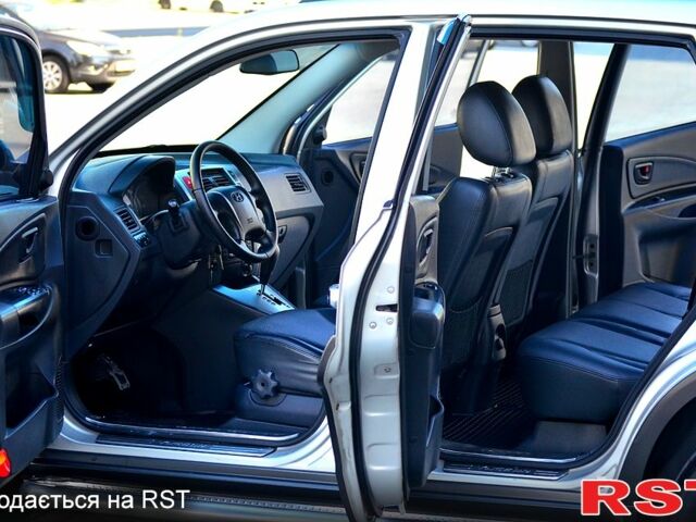Сірий Хендай Туксон, об'ємом двигуна 2 л та пробігом 152 тис. км за 8800 $, фото 3 на Automoto.ua