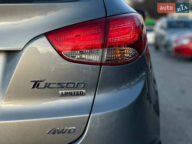 Серый Хендай Туксон, объемом двигателя 2.36 л и пробегом 150 тыс. км за 12990 $, фото 9 на Automoto.ua