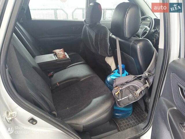 Серый Хендай Туксон, объемом двигателя 2.7 л и пробегом 204 тыс. км за 7200 $, фото 7 на Automoto.ua