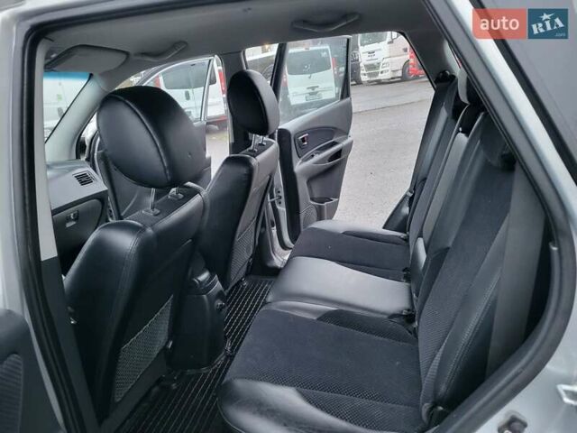 Серый Хендай Туксон, объемом двигателя 2 л и пробегом 100 тыс. км за 10400 $, фото 70 на Automoto.ua