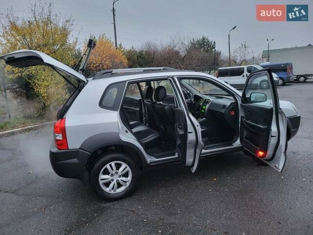 Серый Хендай Туксон, объемом двигателя 2 л и пробегом 100 тыс. км за 10400 $, фото 63 на Automoto.ua