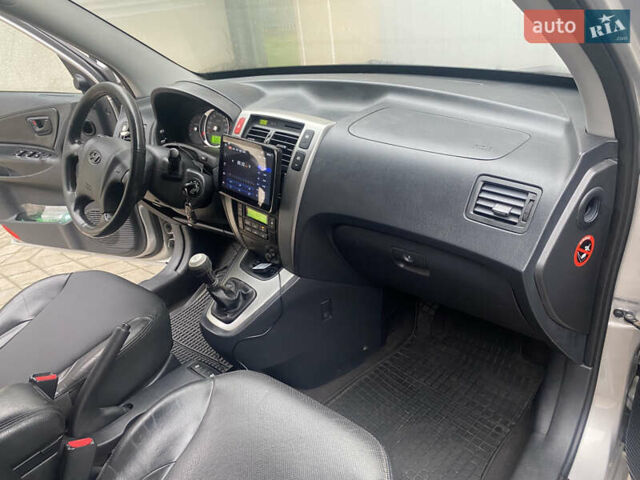 Сірий Хендай Туксон, об'ємом двигуна 1.98 л та пробігом 183 тис. км за 8350 $, фото 9 на Automoto.ua