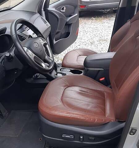 Серый Хендай Туксон, объемом двигателя 2.4 л и пробегом 115 тыс. км за 11200 $, фото 1 на Automoto.ua