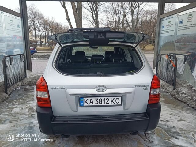 Сірий Хендай Туксон, об'ємом двигуна 2.7 л та пробігом 204 тис. км за 7900 $, фото 2 на Automoto.ua