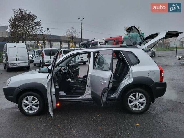 Серый Хендай Туксон, объемом двигателя 2 л и пробегом 100 тыс. км за 10400 $, фото 51 на Automoto.ua