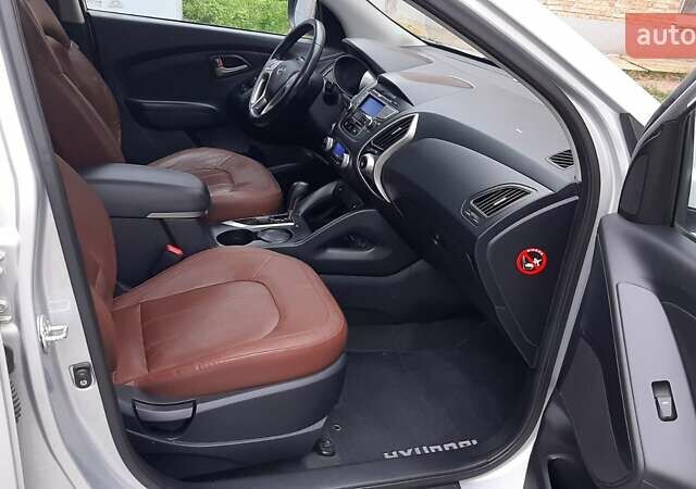 Серый Хендай Туксон, объемом двигателя 2.4 л и пробегом 115 тыс. км за 11200 $, фото 4 на Automoto.ua